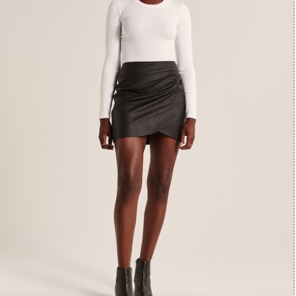 NWT Vegan Leather Mini Ruched Skirt - Picture 3 of 13